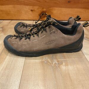Brown keen shoes, size 9 good condition ￼